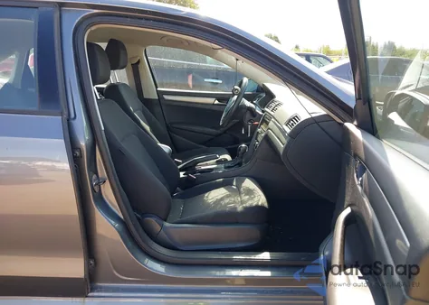 2013 Volkswagen Passat 2.5L S z USA, uszkodzony, nr VIN 1VWAP7A33DC083930